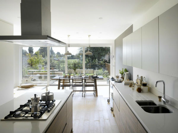 Thiết kế phòng bếp có nhiều cửa kính hướng ra vườn